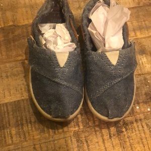 Tom’s shoes, Velcro